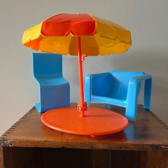 Vintage 70s Mattel Barbie Summer Umbrella & Patio Chairs - Picture 1 of 12